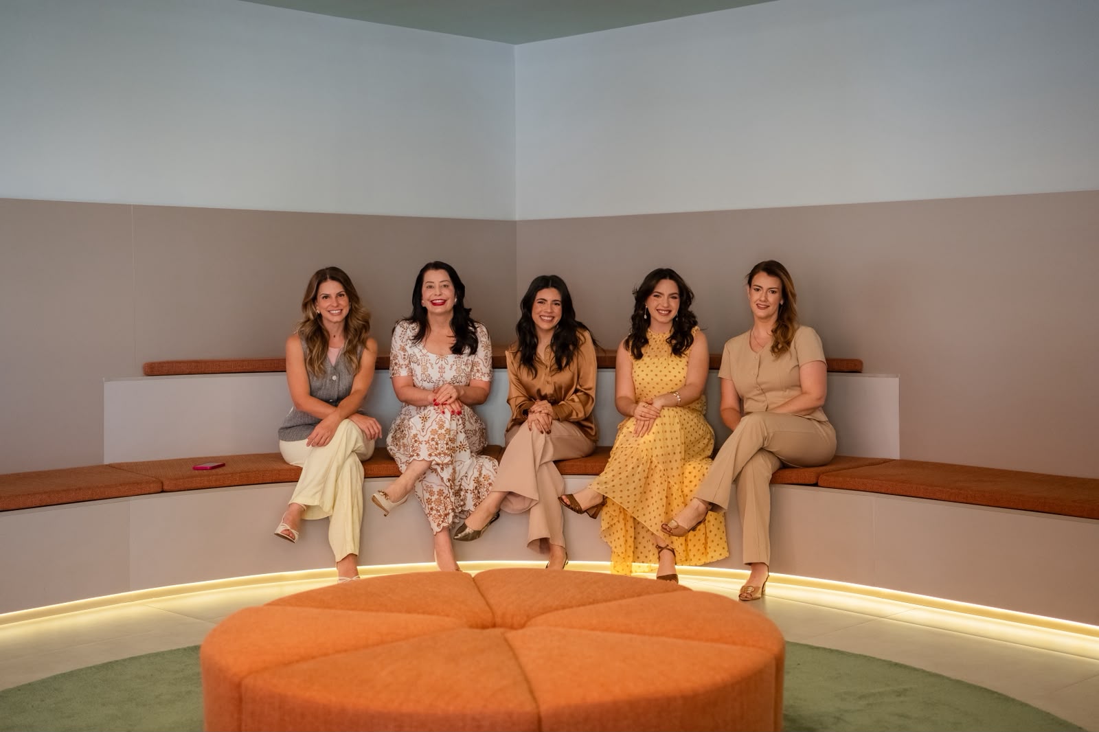 Encontro Dourado — profissionais convidadas reunidas no espaço do evento